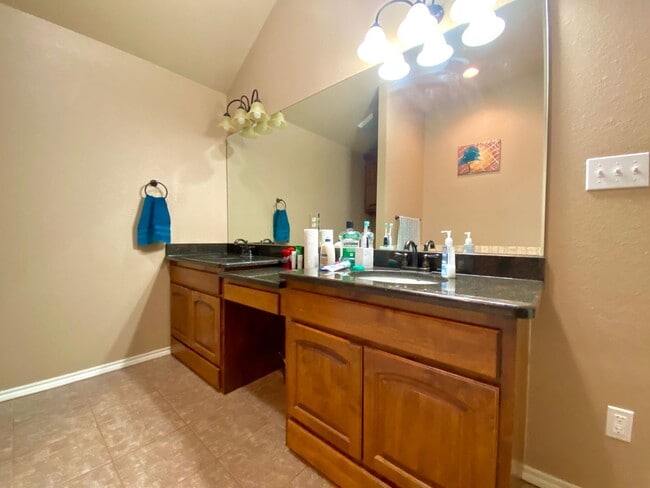 Building Photo - 6 MONTH LEASE!! IMMACULATE all electric 3 ...