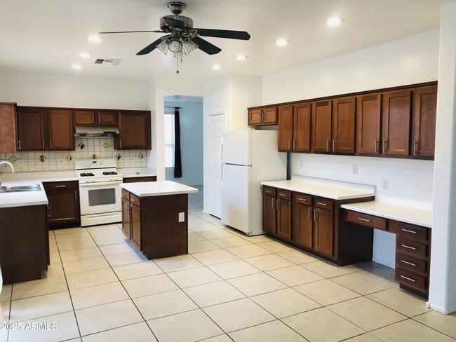 Foto del edificio - 9940 E Medina Ave