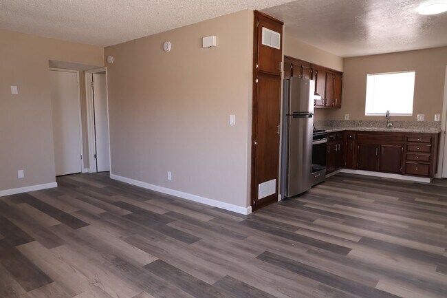 Building Photo - 430 W Moyer Ave