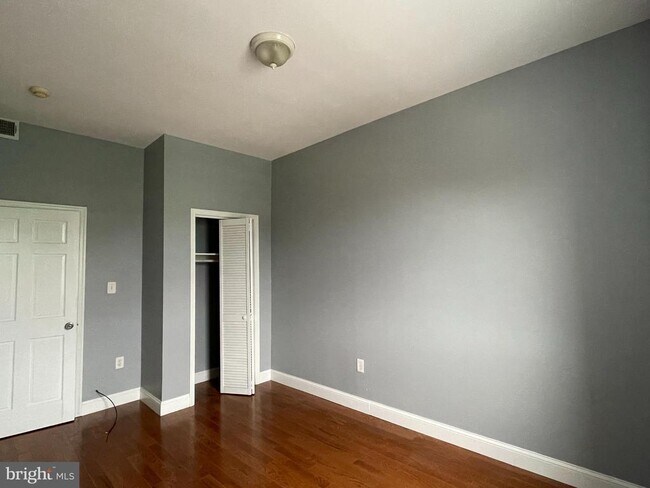 Foto del edificio - 1318 W Girard Ave