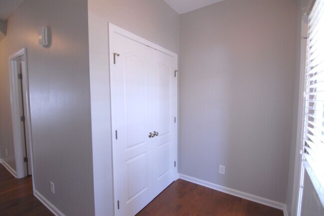 Foto del edificio - Resort style living 3 bedroom 2.5 bath Townhouse at MacIntosh on the Lake west of Burlington w/ 1...