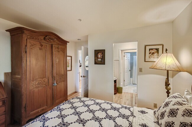 Building Photo - Ideal Downtown 1 BDR Close to Shops & Trails