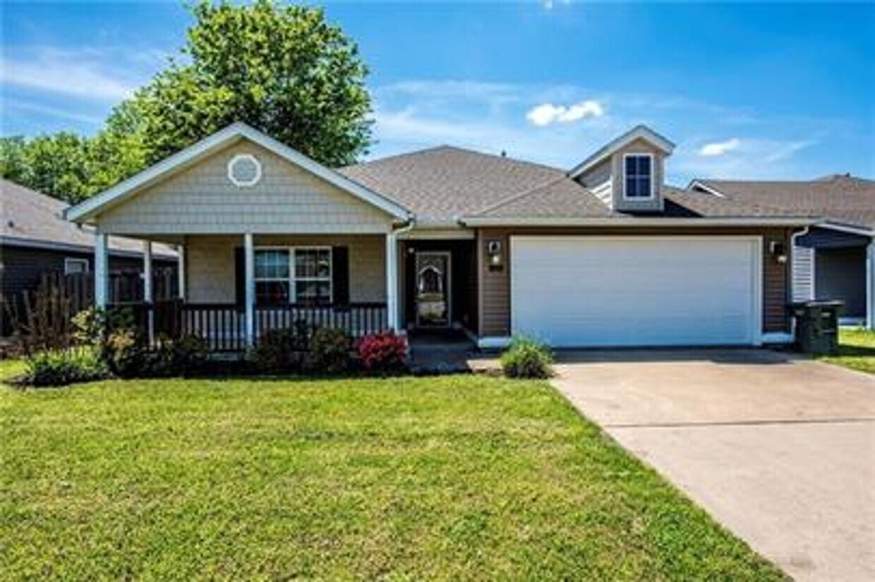 Primary Photo - Spacious West Fayetteville Home