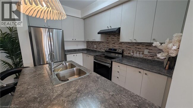 Building Photo - 17 Granville Cres