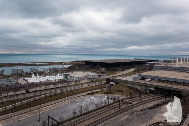 Foto del edificio - MUST SEE 2BEDROOM IN SOUTH LOOP WITH PARKI...