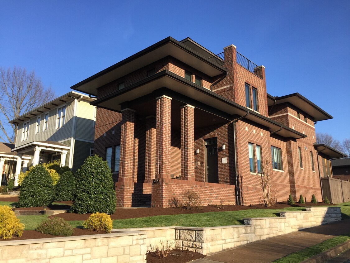 Primary Photo - 800 Fatherland St