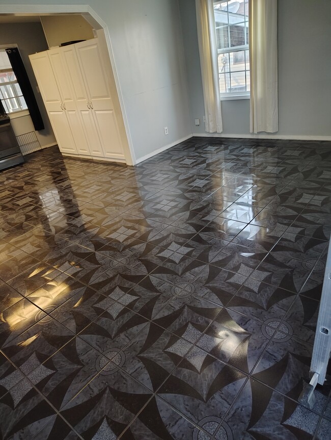 Building Photo - 1651 N Gow St