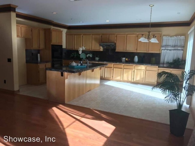 Building Photo - 5 br, 3.5 bath House - 7903 La Nita St