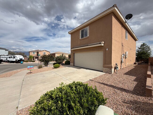 Foto del edificio - 4 Bedroom Home Available Near McMahon Blvd NW & Universe Blvd NW!