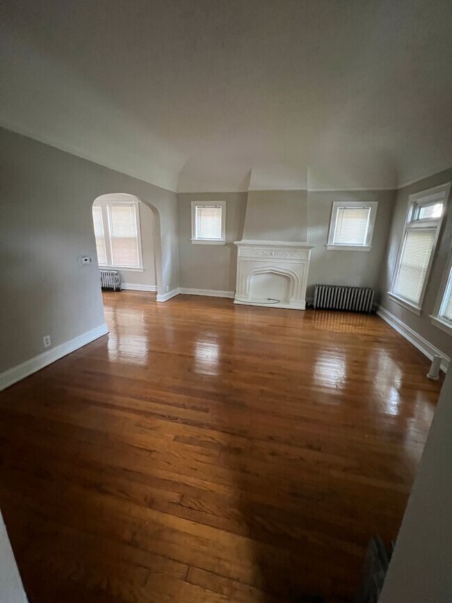 Building Photo - 5 bed/2 bath Home sits on a quiet block in...