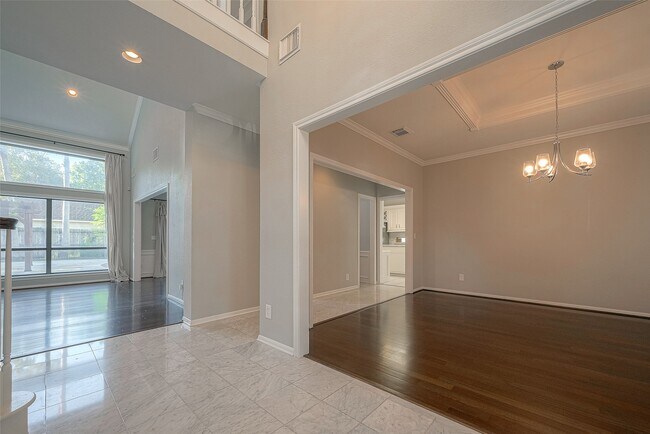 Foto del edificio - 15714 Sylvan Lake Dr