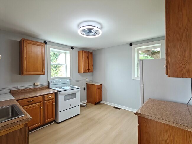Foto del edificio - 51 Lakeview Ave