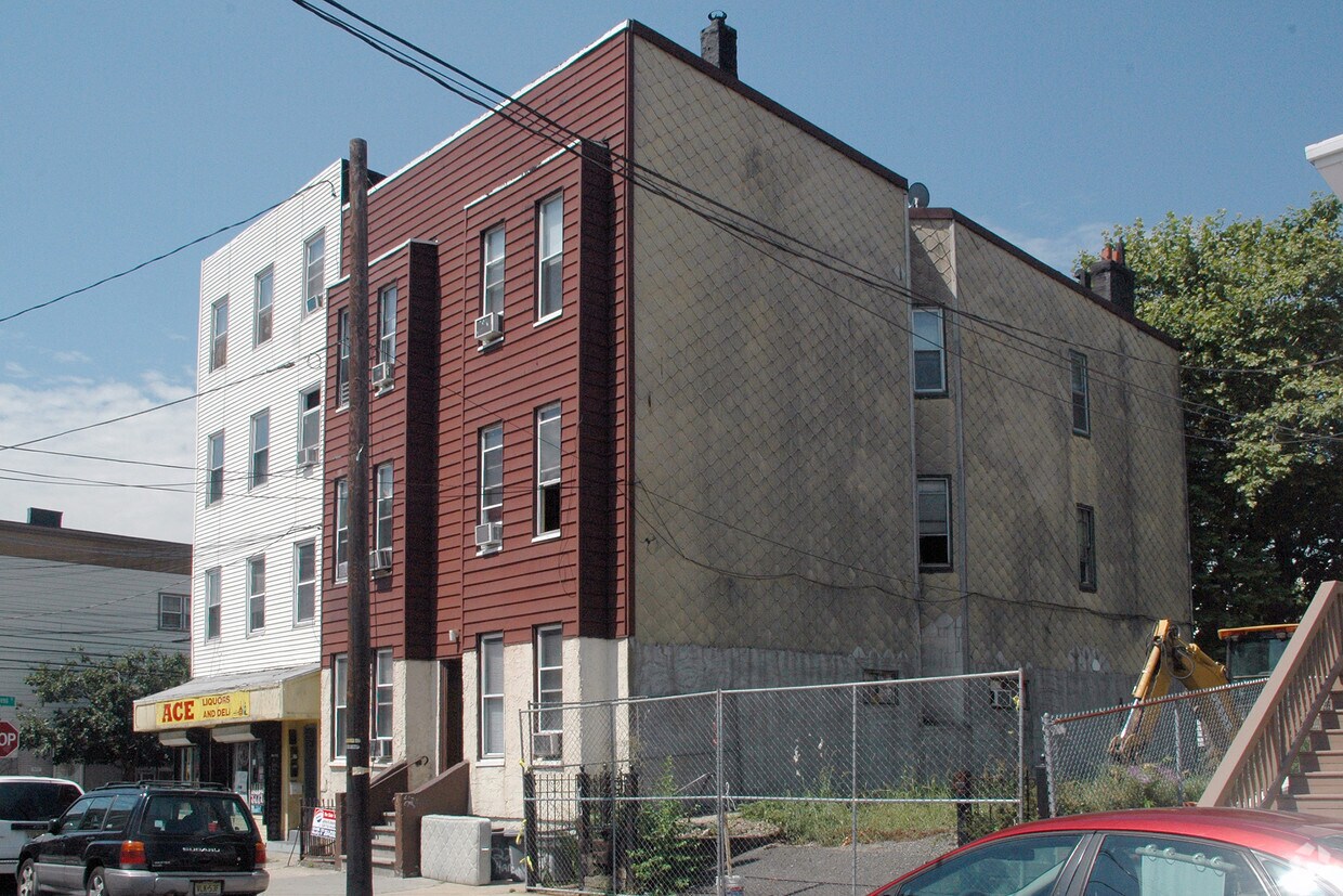 Building Photo - 229 Hancock St