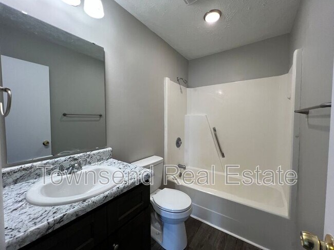 Building Photo - 1437C Ireland Dr