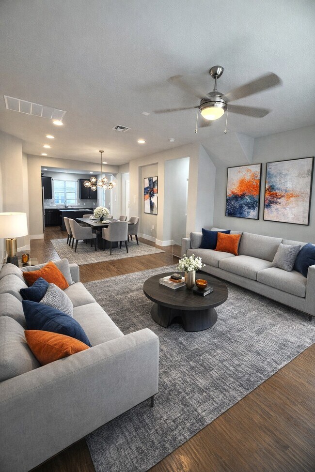 Sala de estar, comedor y cocina de planta abierta. - 1310 Rancho Mirage Dr