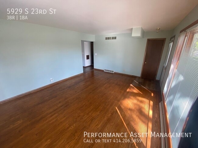 Building Photo - BEAUTIFUL 3 BEDROOM 2 BATH
