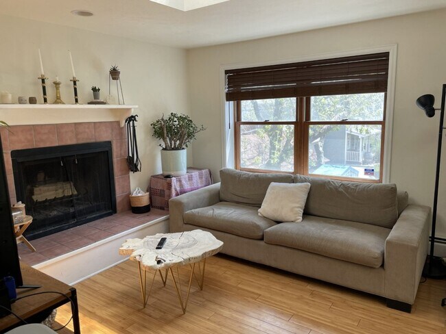 Foto del edificio - Fabulous location, unique Two Bedroom with updates! (Pearl)