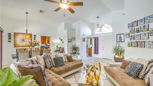 Foto del edificio - 1823 Adonis Ave