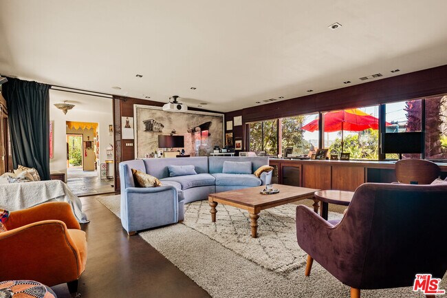 Foto del edificio - 6310 Tompkins Way