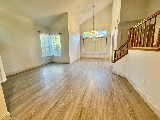 Foto del edificio - Beautiful 2 Story 4 Bedroom 2.5 Bath Home ...