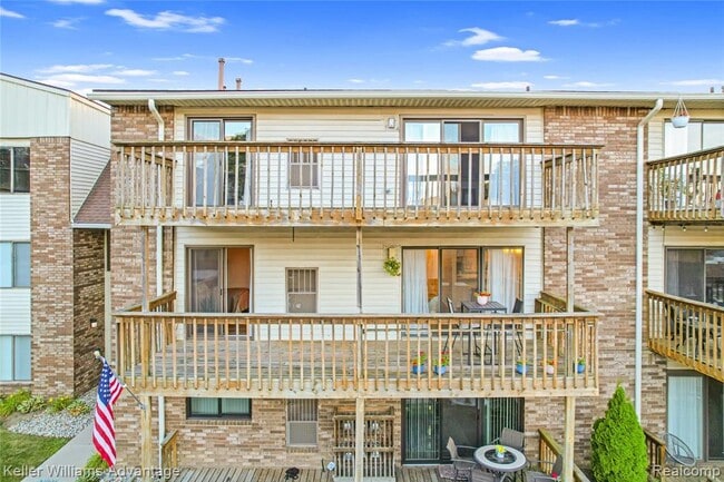 Building Photo - 855 S Pontiac Trail