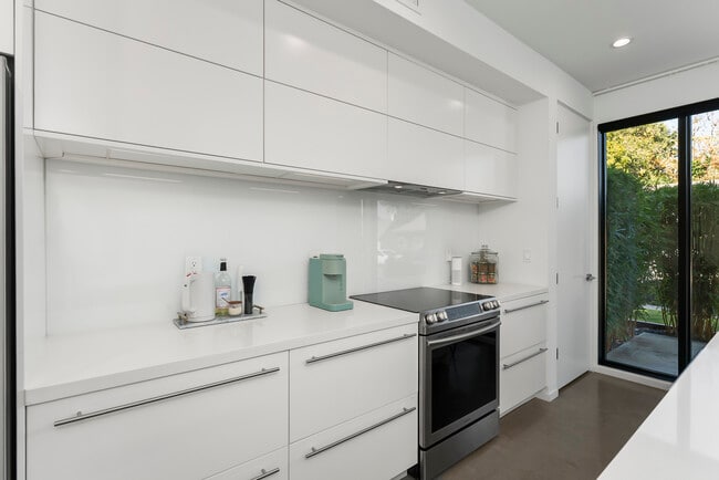 Building Photo - 1008 Yale St