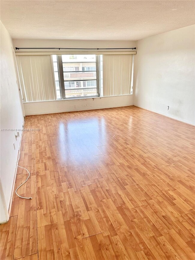 Building Photo - 1400 NE 169th St