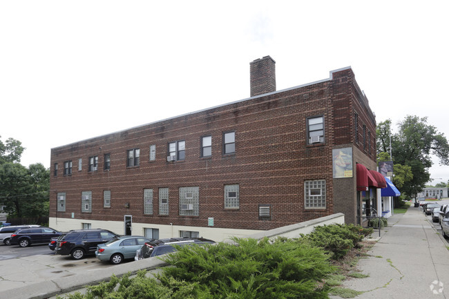 Off-Street Parking - Hennepin Apartment Homes