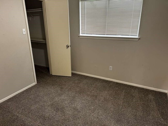 Foto del edificio - 327 Oakdale Dr