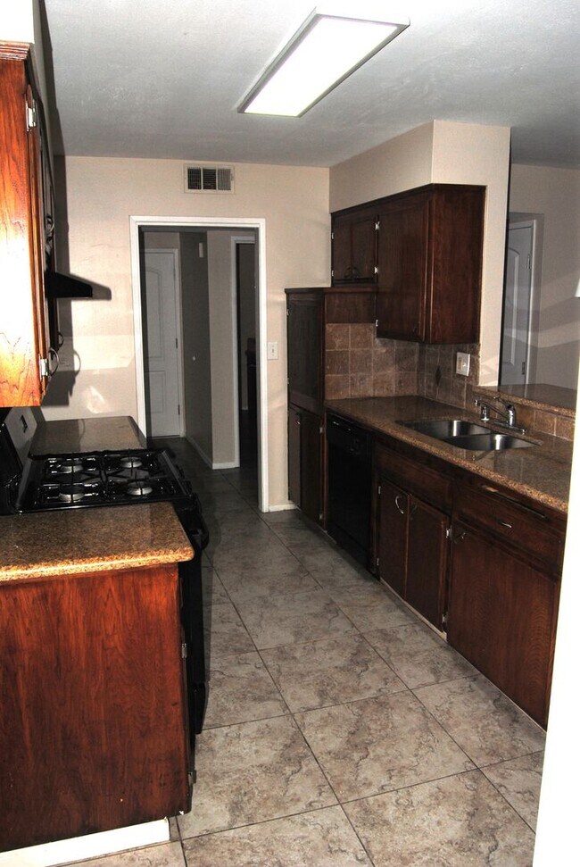 Foto del edificio - 5701 Daggett Ave