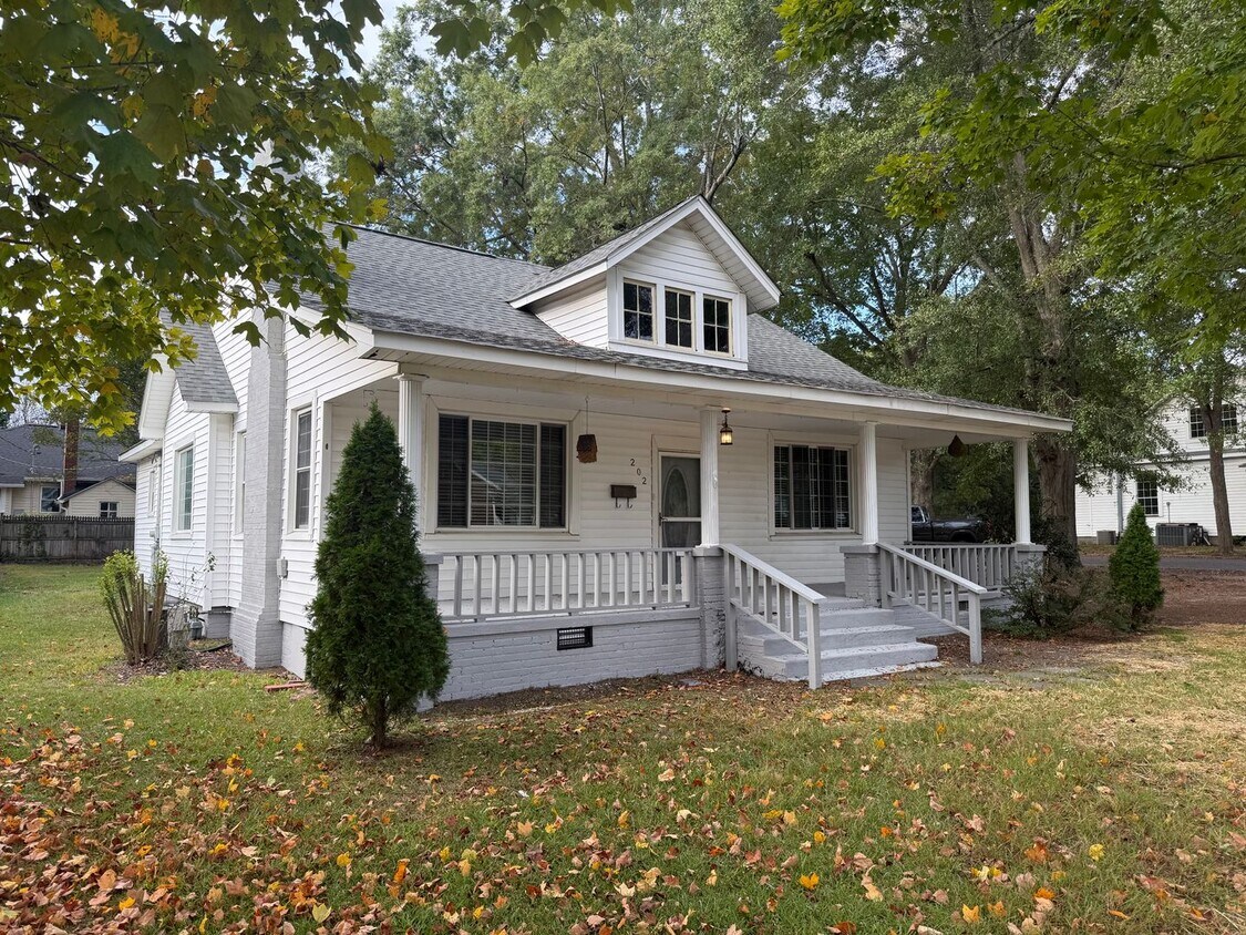 Primary Photo - Freshly Renovated Clover Charmer — Walk to...
