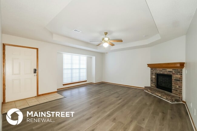 Building Photo - 315 E Elm St