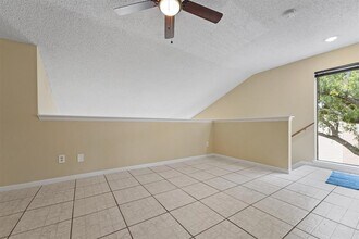 Building Photo - 10855 Meadowglen Ln