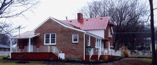 Building Photo - 409 E 7th St