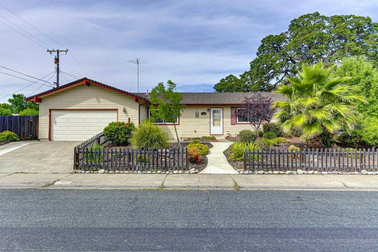 Foto principal - 1703 Russell Way