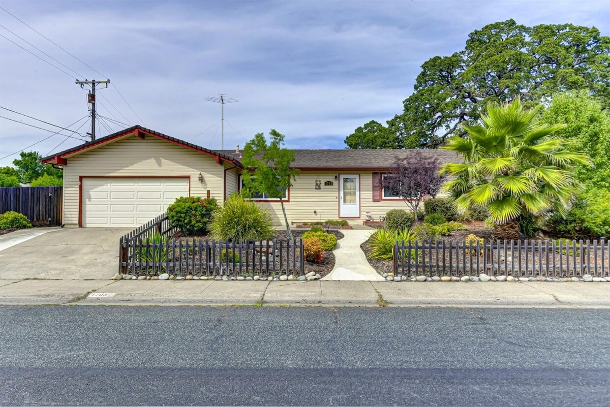 Primary Photo - 1703 Russell Way