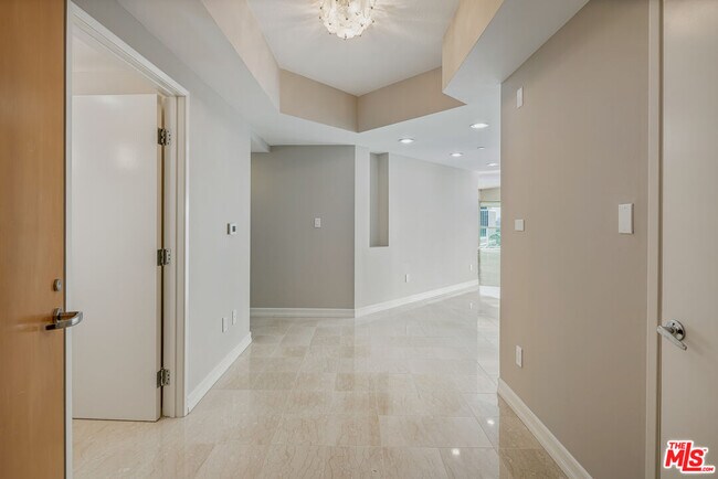 Building Photo - 13600 Marina Pointe Dr