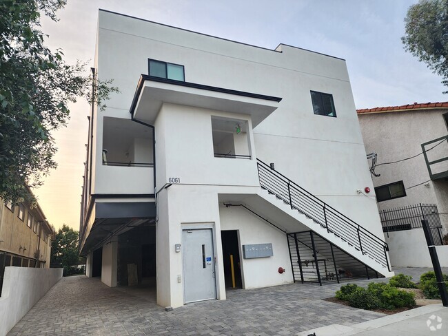Building Photo - 6061 Fulton Ave