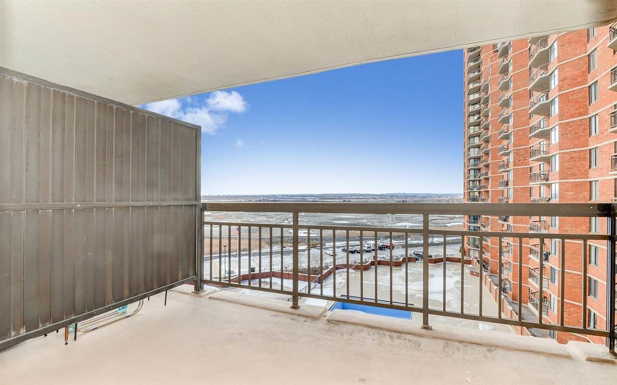 618 Harmon Cove Tower, Secaucus, NJ 07094