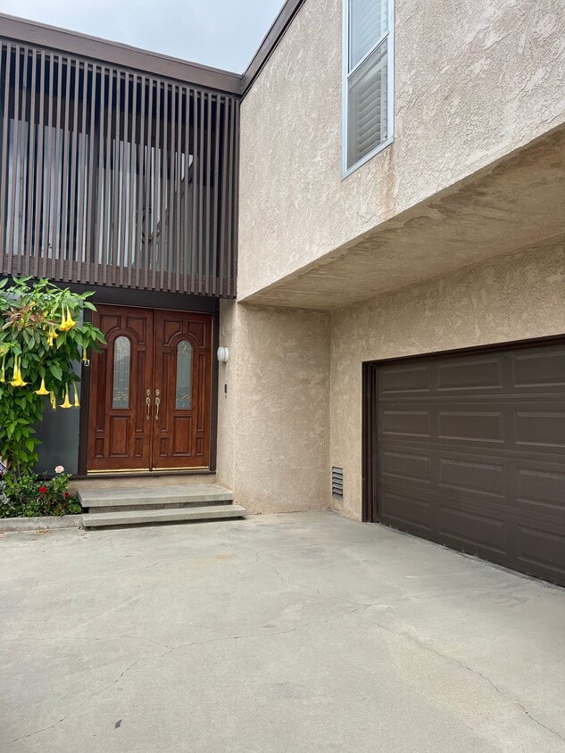 Entrance and garage - 16413 S Dalton Ave