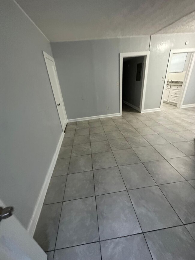 Photo - 1923-1925 Ella St Apartment