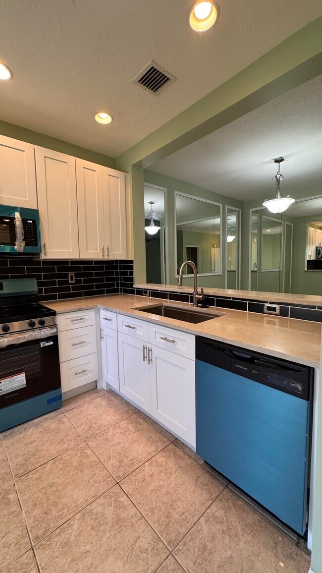 Foto del edificio - 6422 Park Lake Cir