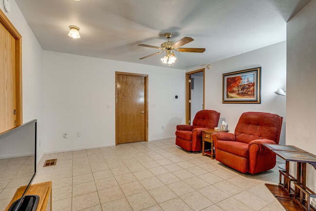 Building Photo - 2033 Silvercrest Dr