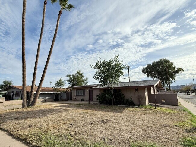 Building Photo - 617 W Minton St