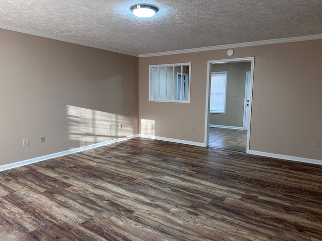 Building Photo - 69 Randi Dr