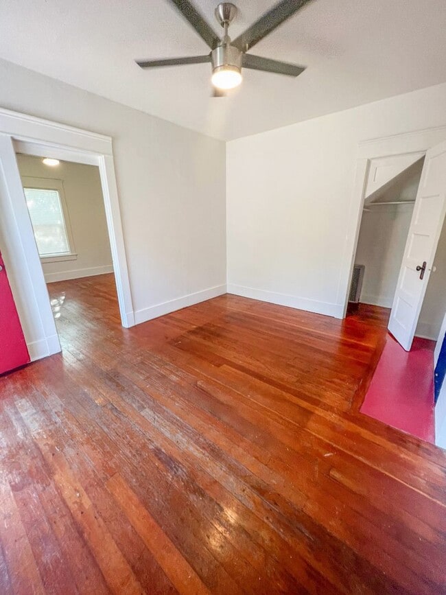 Building Photo - Charming Corner 1 Bed / 1 Bath in the Hear...