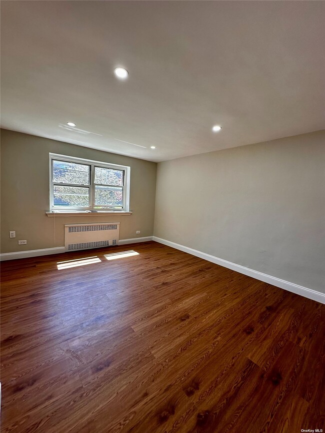 Foto del edificio - 6604 Grand Central Pkwy