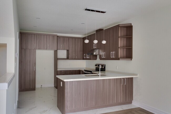 Building Photo - MODERN THREE ROW TOWNHOME IN SOUTHEAST LONDON