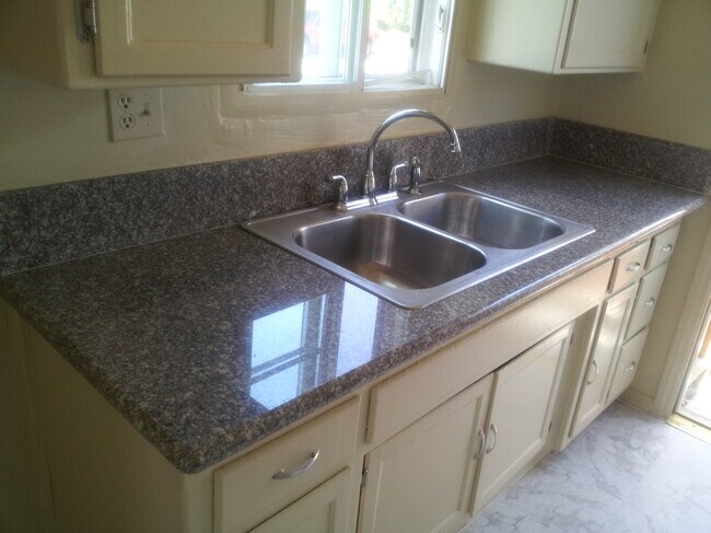 Cocina - 8836 Ramsgate Ave