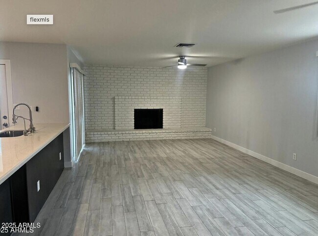 Foto del edificio - 1626 W Northern Ave